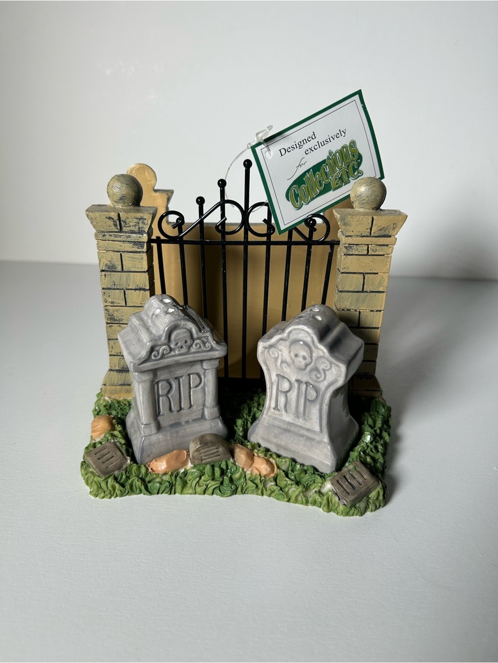 Halloween Tombstone Salt Pepper Shakers Set Graveyard Napkin Holder Gothic Decor